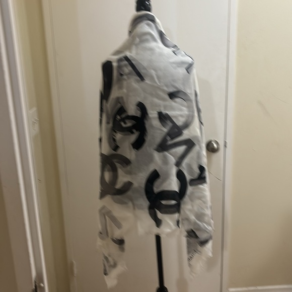 5️⃣0️⃣0️⃣ brand new Authentic Chanel silk and cashmere wrap - Picture 3 of 7